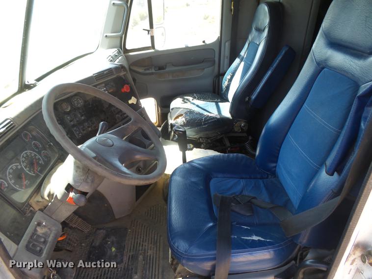image for item DC3855 2004 Freightliner Columbia semi truck
