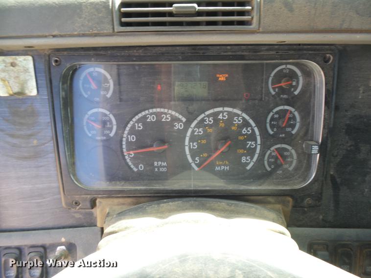 image for item DC3855 2004 Freightliner Columbia semi truck