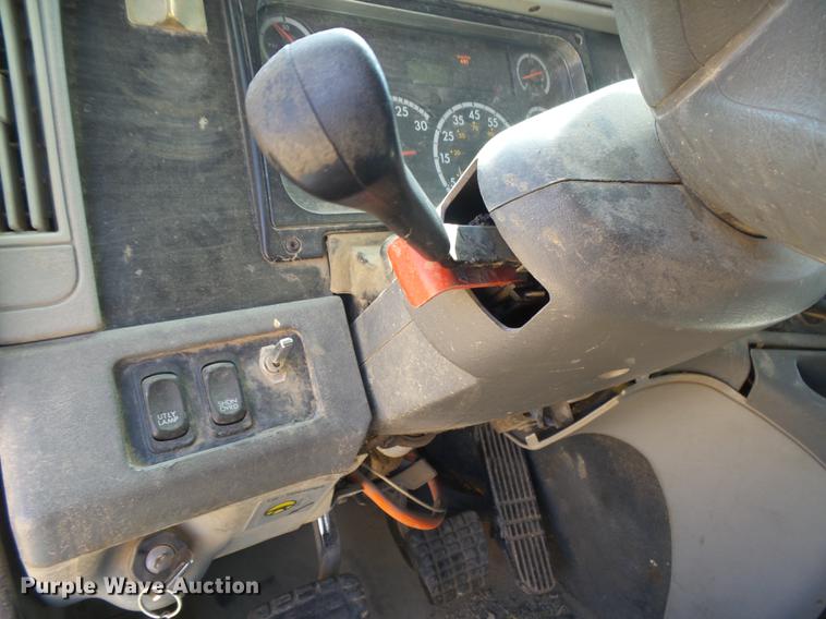 image for item DC3855 2004 Freightliner Columbia semi truck