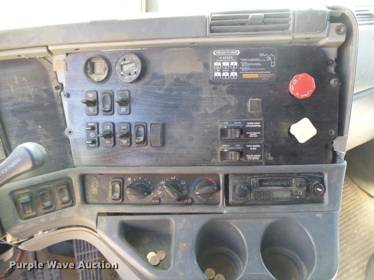 image for item DC3855 2004 Freightliner Columbia semi truck