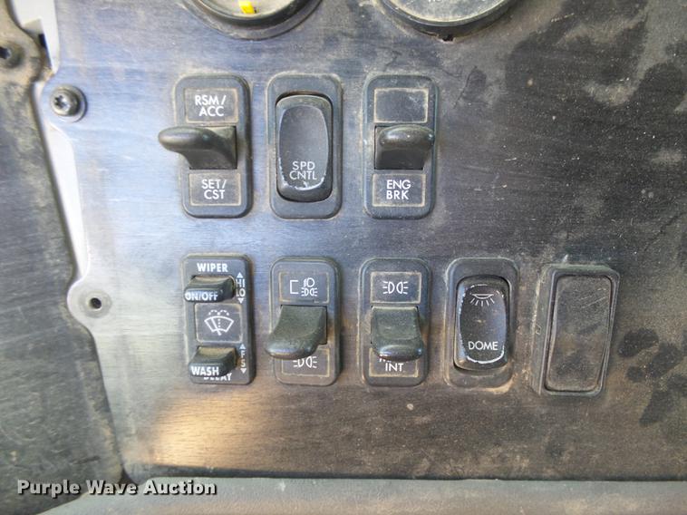 image for item DC3855 2004 Freightliner Columbia semi truck