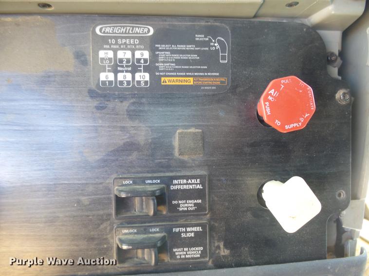 image for item DC3855 2004 Freightliner Columbia semi truck