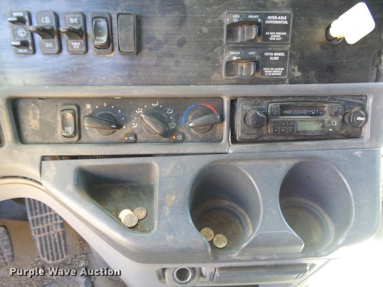 image for item DC3855 2004 Freightliner Columbia semi truck