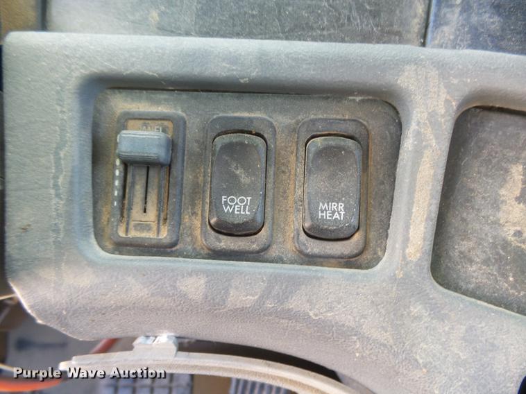 image for item DC3855 2004 Freightliner Columbia semi truck