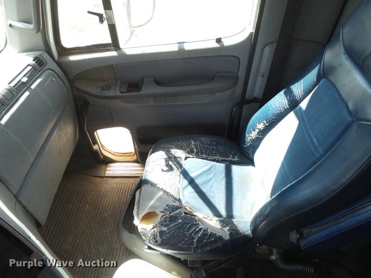 image for item DC3855 2004 Freightliner Columbia semi truck