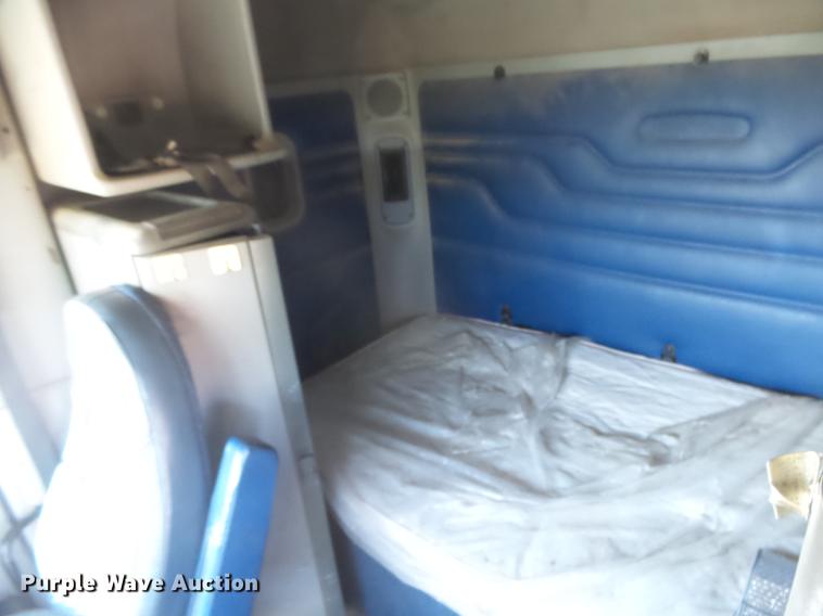 image for item DC3855 2004 Freightliner Columbia semi truck