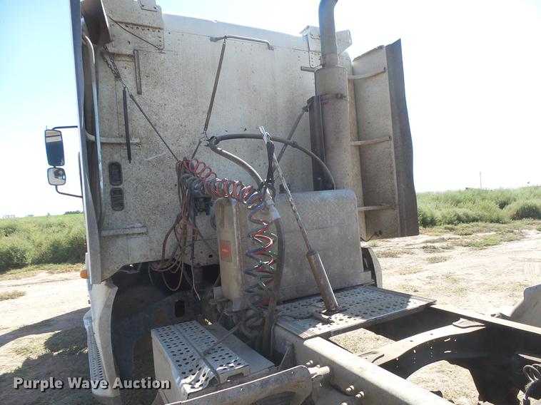 image for item DC3855 2004 Freightliner Columbia semi truck