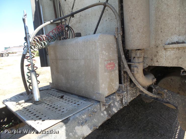 image for item DC3855 2004 Freightliner Columbia semi truck