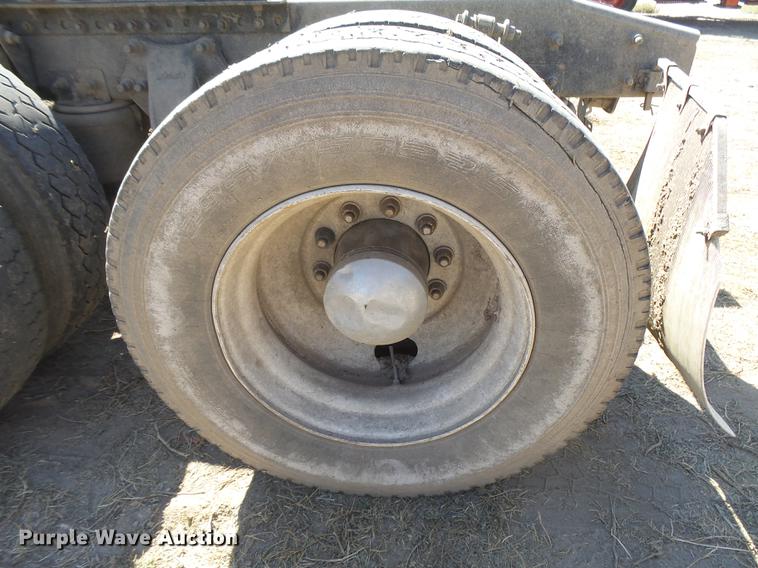 image for item DC3855 2004 Freightliner Columbia semi truck