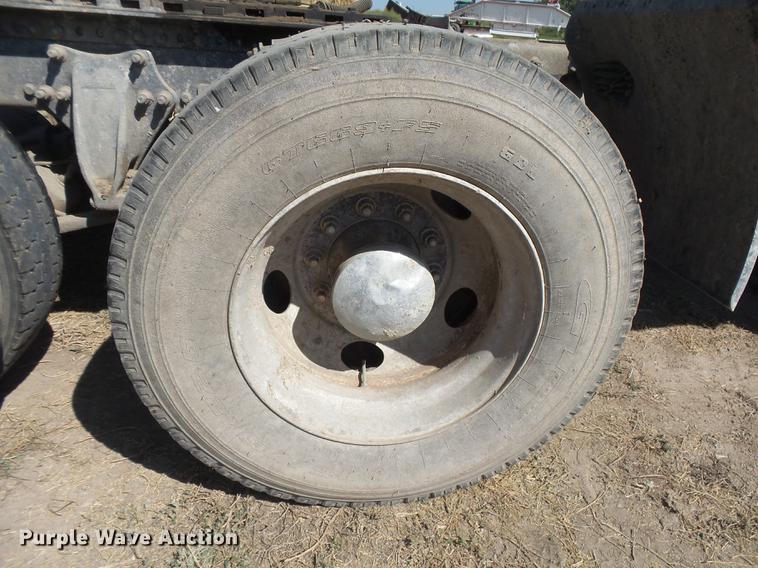 image for item DC3855 2004 Freightliner Columbia semi truck