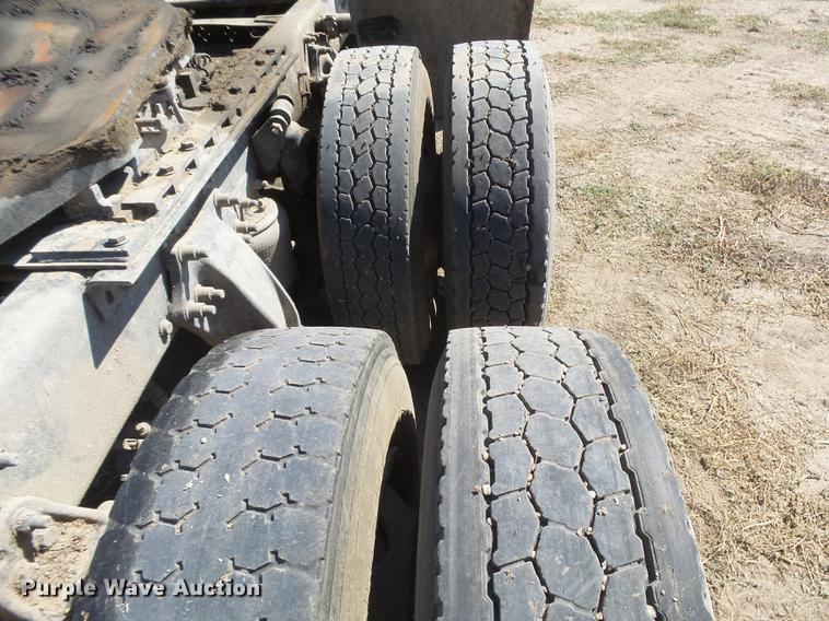 image for item DC3855 2004 Freightliner Columbia semi truck