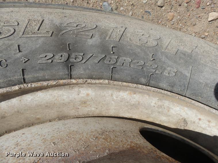 image for item DC3855 2004 Freightliner Columbia semi truck