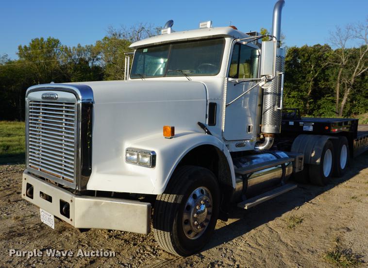image for item DC5288 2004 Freightliner FLD120 SD semi truck