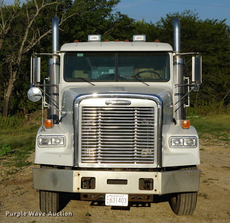 image for item DC5288 2004 Freightliner FLD120 SD semi truck