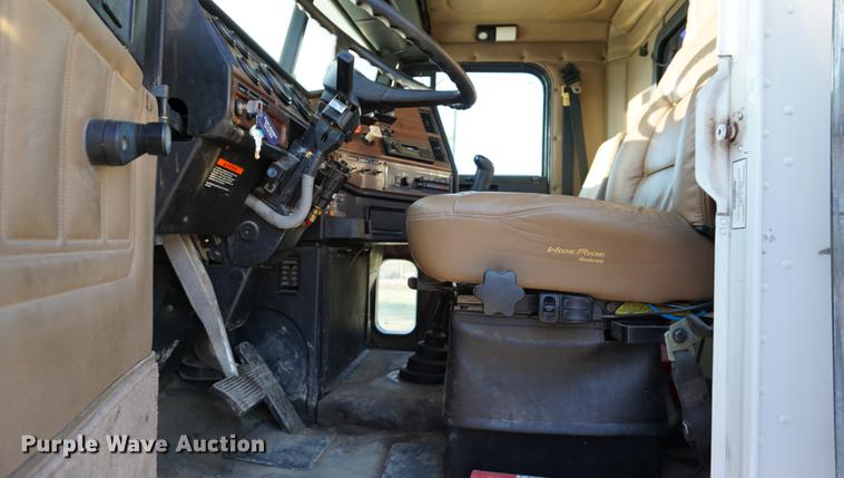 image for item DC5288 2004 Freightliner FLD120 SD semi truck