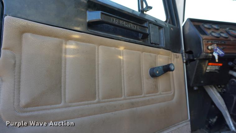 image for item DC5288 2004 Freightliner FLD120 SD semi truck