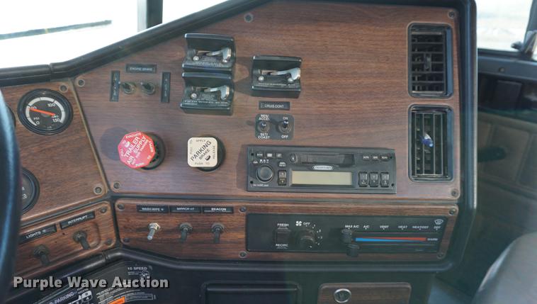 image for item DC5288 2004 Freightliner FLD120 SD semi truck