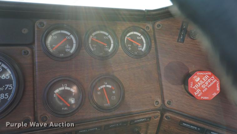 image for item DC5288 2004 Freightliner FLD120 SD semi truck