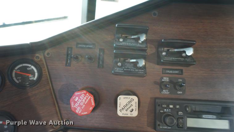 image for item DC5288 2004 Freightliner FLD120 SD semi truck