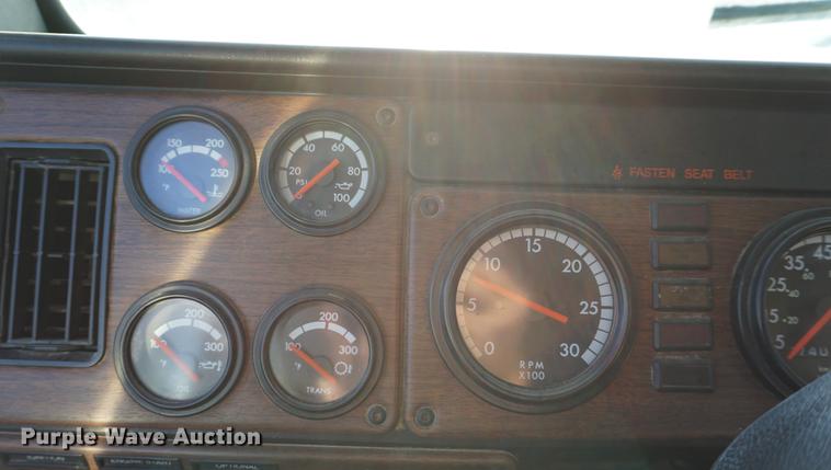 image for item DC5288 2004 Freightliner FLD120 SD semi truck