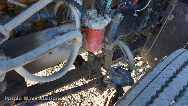 image for item DC5288 2004 Freightliner FLD120 SD semi truck