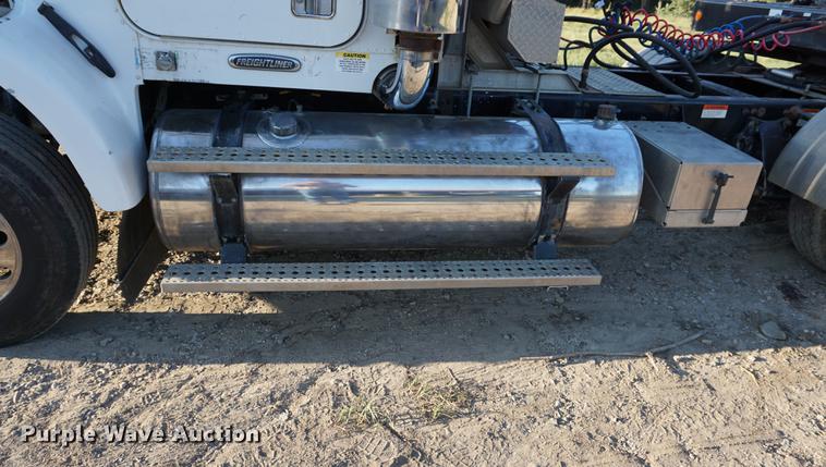 image for item DC5288 2004 Freightliner FLD120 SD semi truck