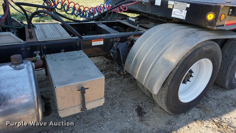 image for item DC5288 2004 Freightliner FLD120 SD semi truck