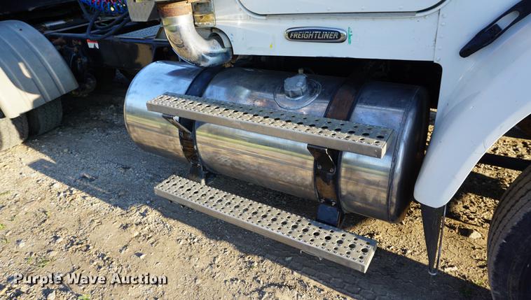 image for item DC5288 2004 Freightliner FLD120 SD semi truck