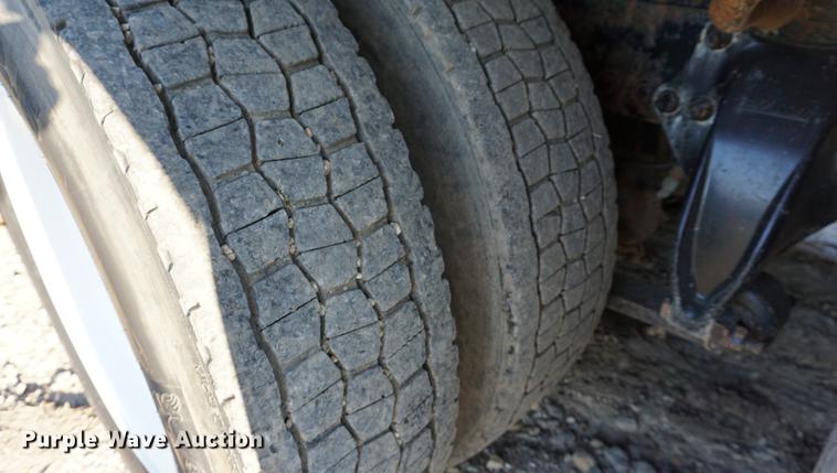 image for item DC5288 2004 Freightliner FLD120 SD semi truck