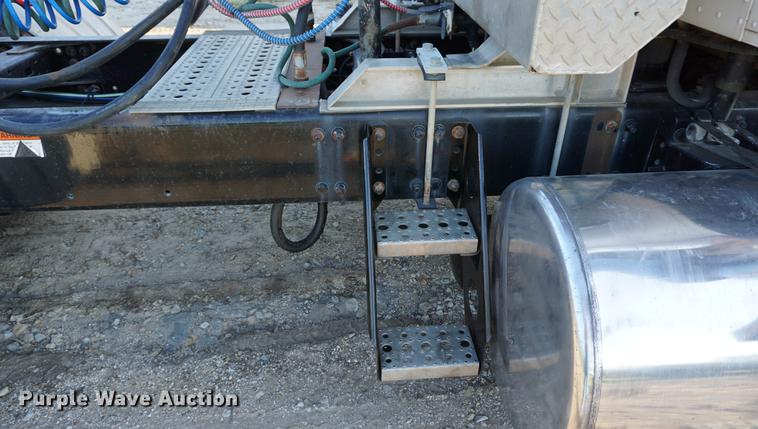 image for item DC5288 2004 Freightliner FLD120 SD semi truck