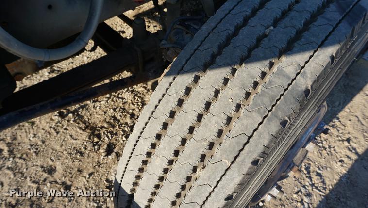 image for item DC5288 2004 Freightliner FLD120 SD semi truck