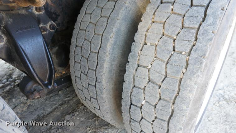 image for item DC5288 2004 Freightliner FLD120 SD semi truck