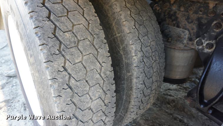 image for item DC5288 2004 Freightliner FLD120 SD semi truck