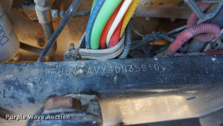 image for item DC5288 2004 Freightliner FLD120 SD semi truck