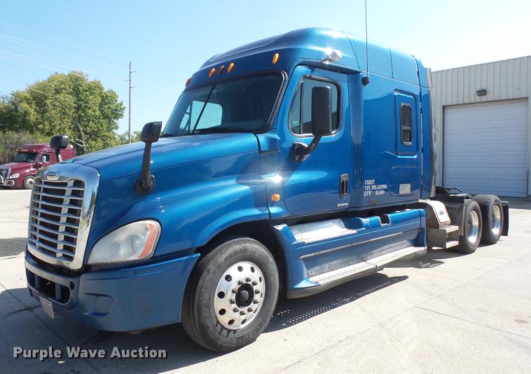 image for item DC5289 2009 Freightliner Cascadia semi truck
