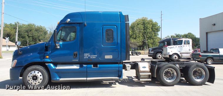 image for item DC5289 2009 Freightliner Cascadia semi truck