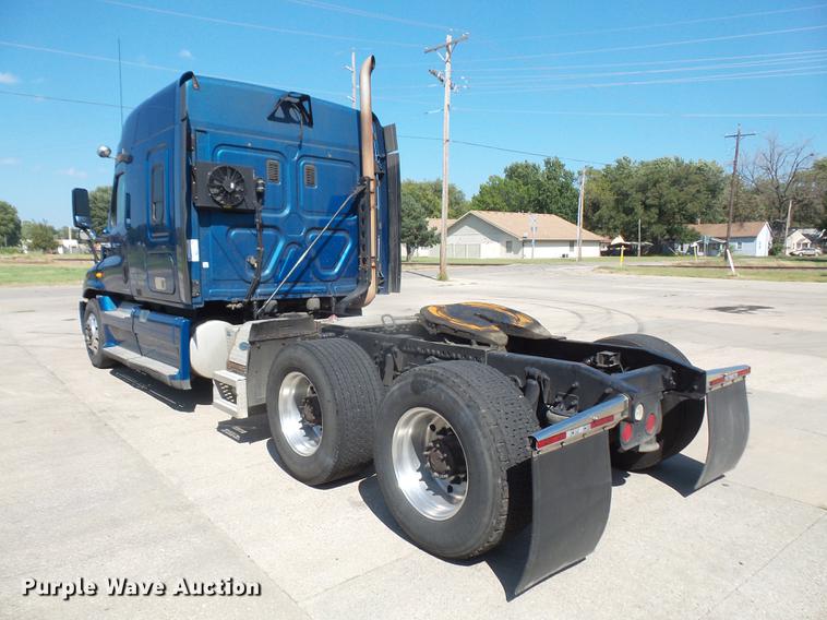 image for item DC5289 2009 Freightliner Cascadia semi truck