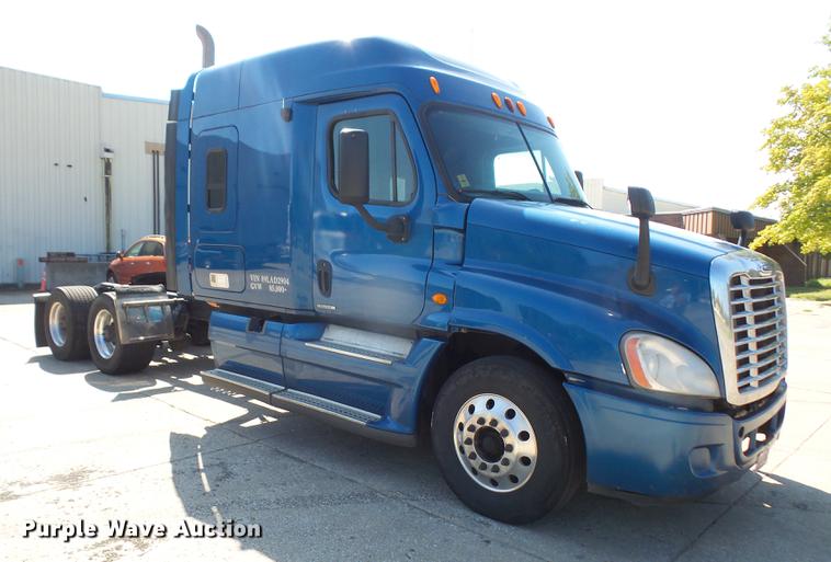 image for item DC5289 2009 Freightliner Cascadia semi truck