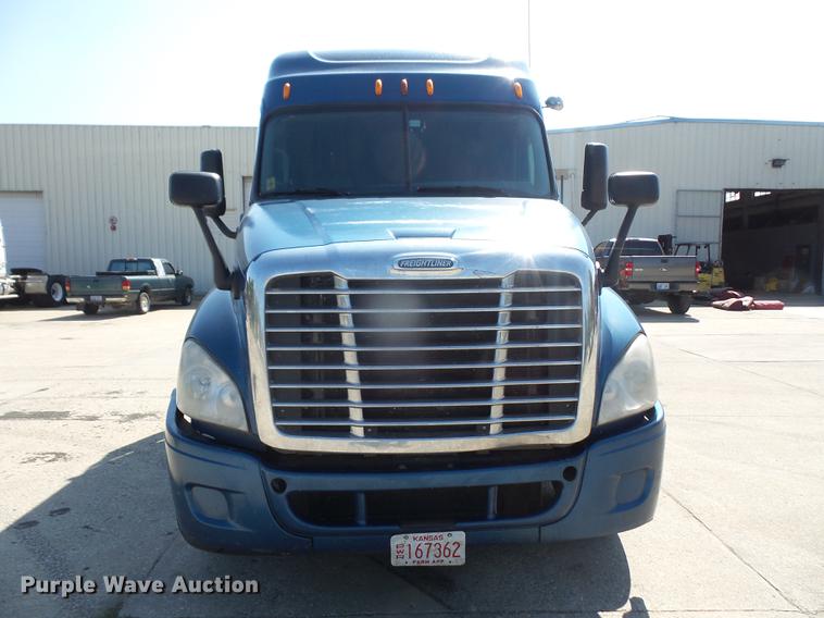 image for item DC5289 2009 Freightliner Cascadia semi truck