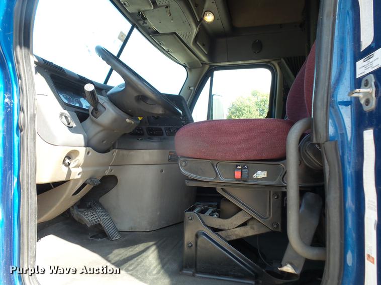 image for item DC5289 2009 Freightliner Cascadia semi truck