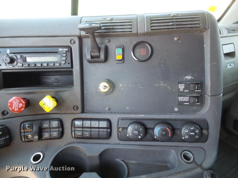 image for item DC5289 2009 Freightliner Cascadia semi truck