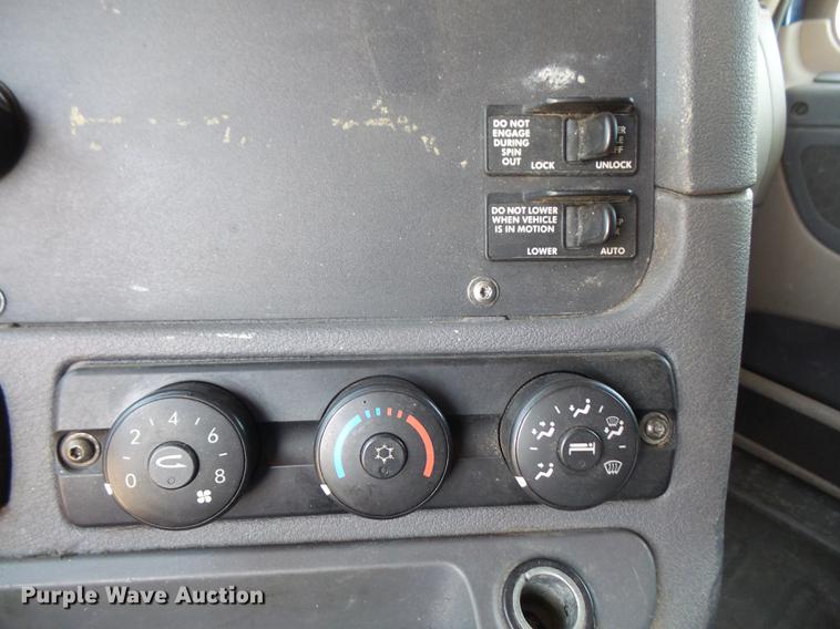 image for item DC5289 2009 Freightliner Cascadia semi truck