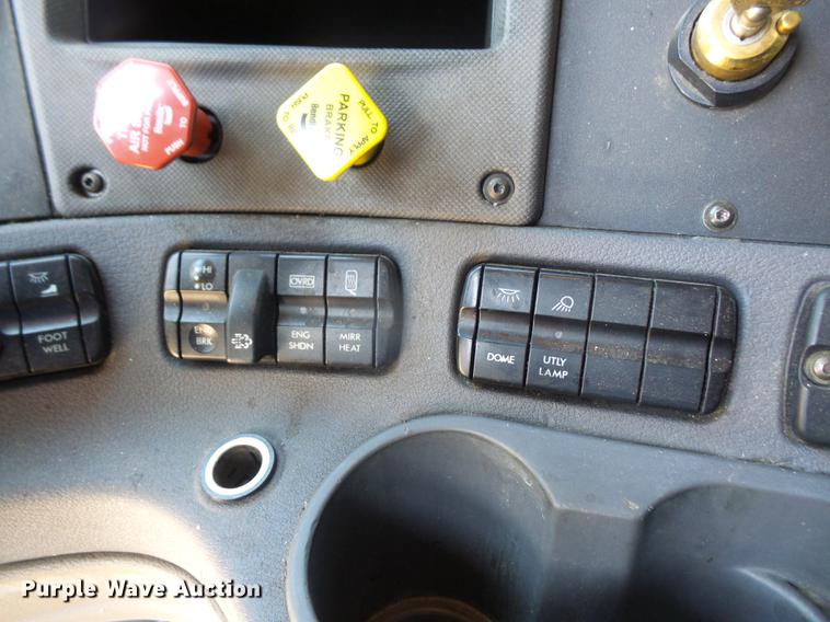 image for item DC5289 2009 Freightliner Cascadia semi truck