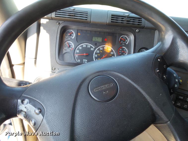 image for item DC5289 2009 Freightliner Cascadia semi truck