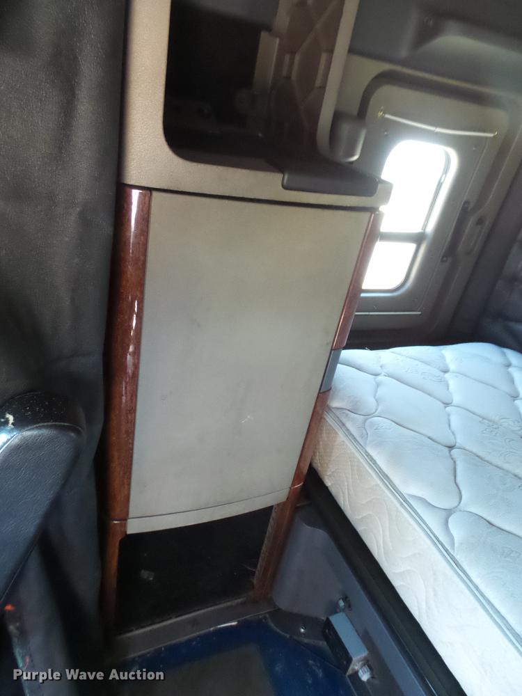 image for item DC5289 2009 Freightliner Cascadia semi truck