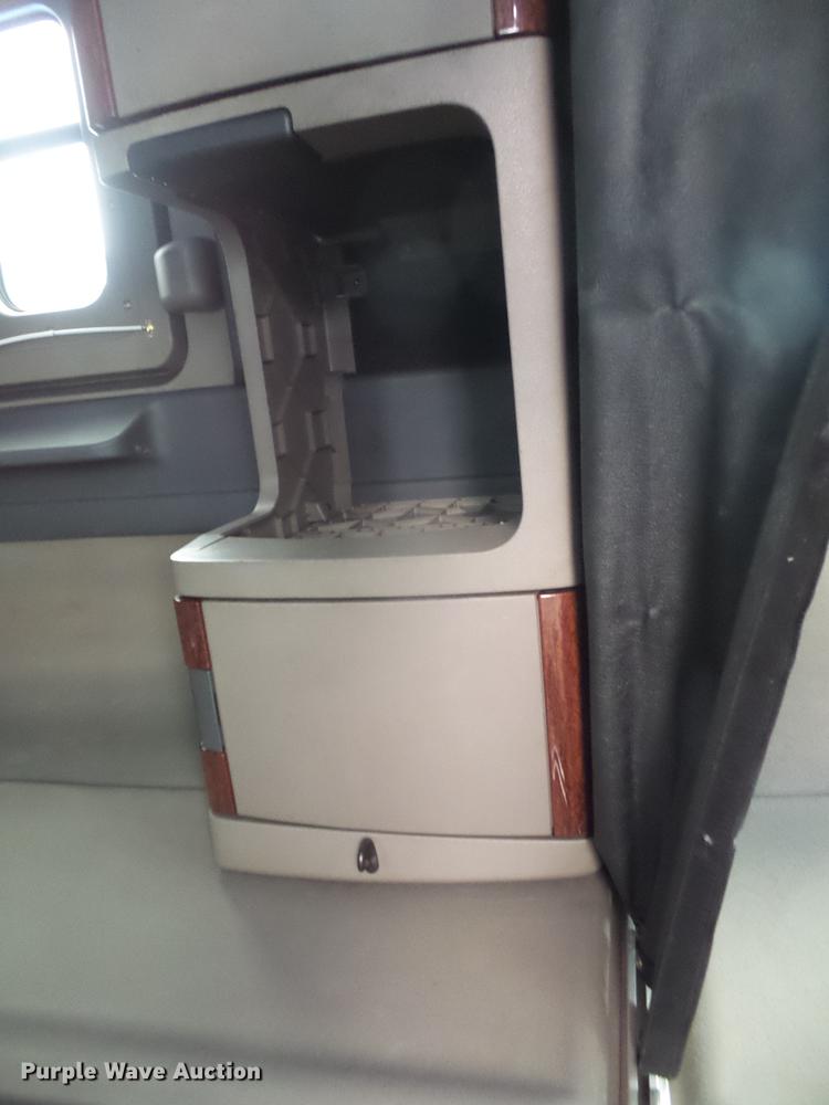 image for item DC5289 2009 Freightliner Cascadia semi truck