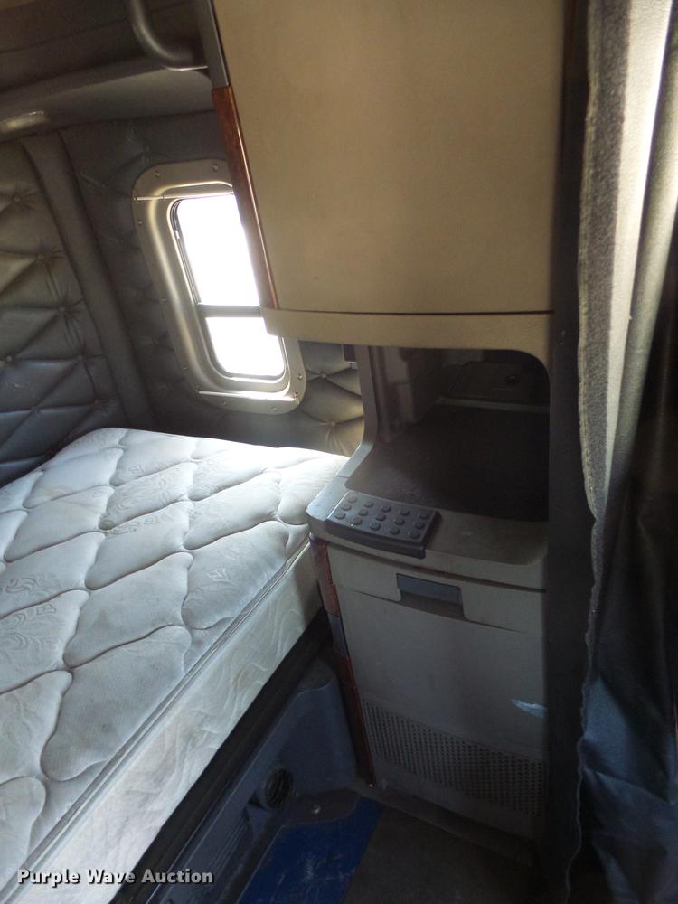 image for item DC5289 2009 Freightliner Cascadia semi truck