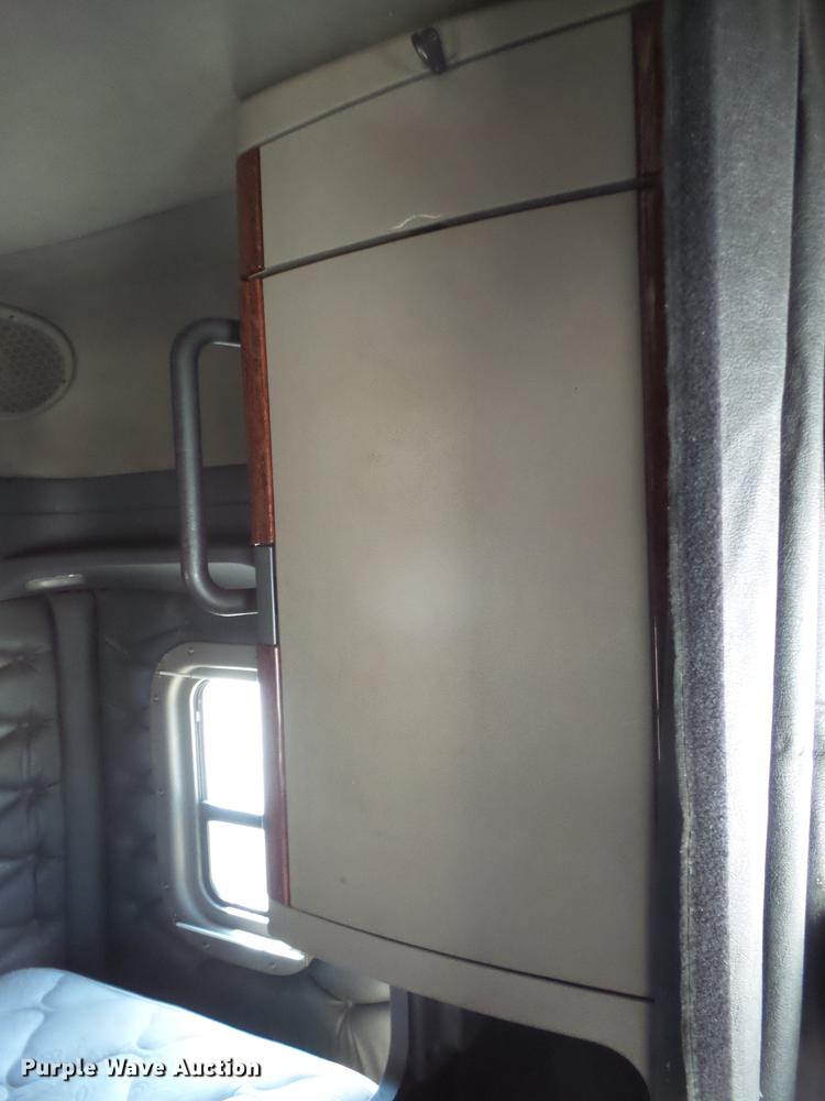 image for item DC5289 2009 Freightliner Cascadia semi truck