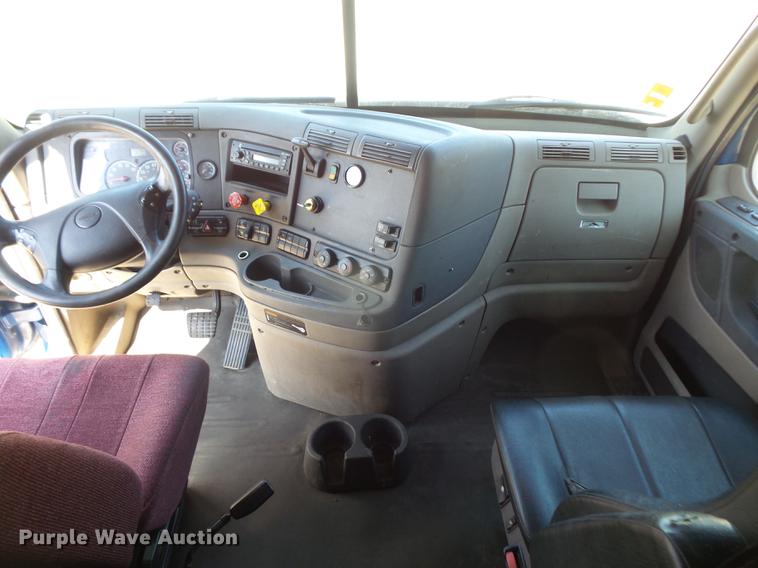 image for item DC5289 2009 Freightliner Cascadia semi truck