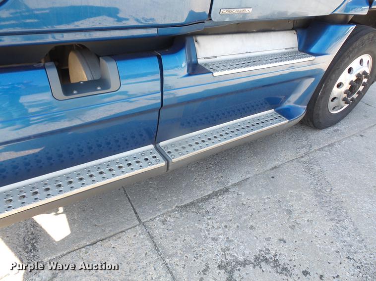 image for item DC5289 2009 Freightliner Cascadia semi truck